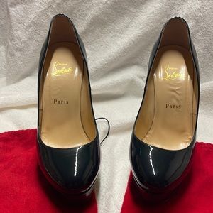 Christian Louboutin. Forrest green. Worn. No tears in great condition. No smell.